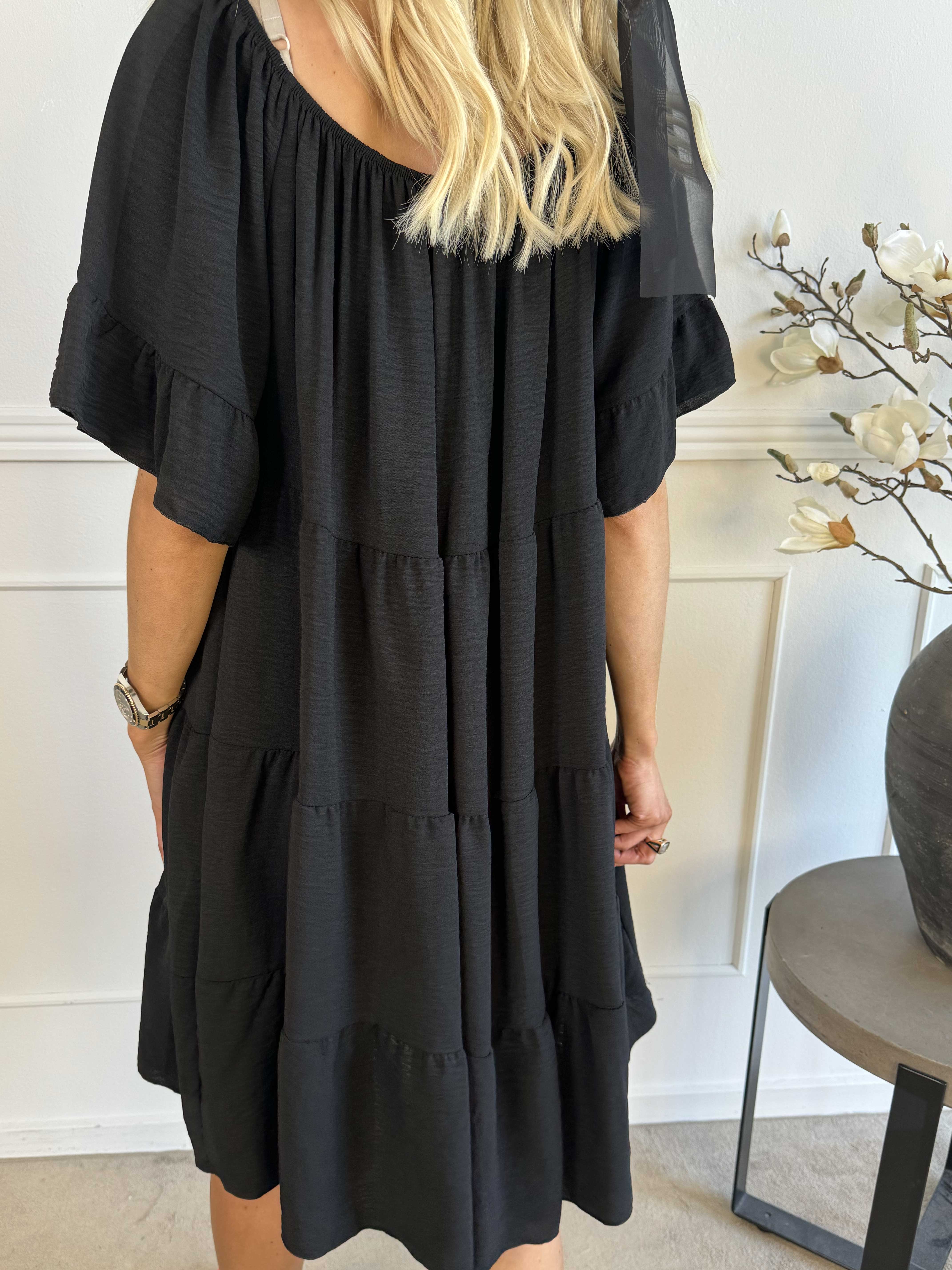 Murcia - Klänning i viskos med lager på lager och elastisk halsringning